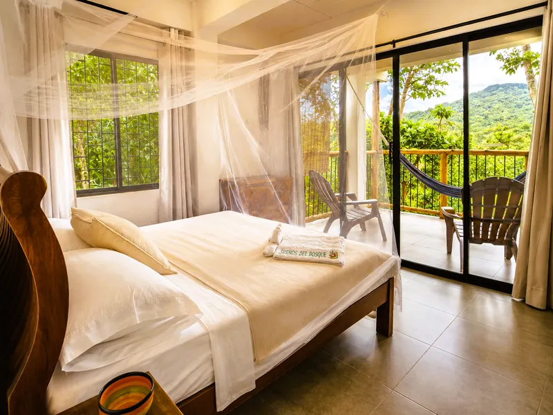 Habitación principal con toldo, ventana y puerta de vidrio hacia la terraza